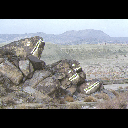 Steine mit aufgemalten Gesichtern irgendwo im Death Valley